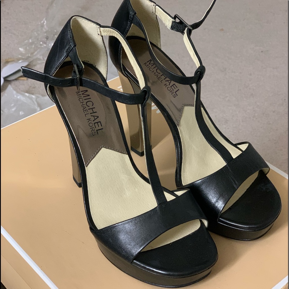 NIB MICHAEL kor Ankle and T strap heel sandal